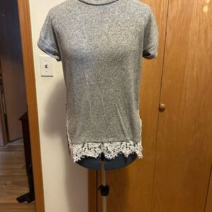 Bobeau Heather Gray Lace Hem Short Sleeve Top